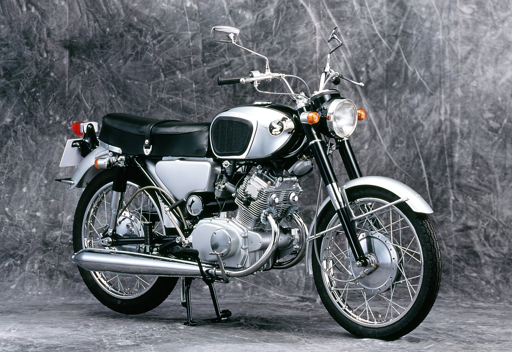 Honda History Twitter पर 歴代ホンダバイク 1960年代 Benly Cb125 64 1964年10月 世界gpレースに参戦したレーサーの技術を投入し パイプフレームを量産ホンダ125ccで採用し Ohc2気筒スポーツ誕生 Cb92からのフルモデルチェンジ車 別名cb93 空冷4
