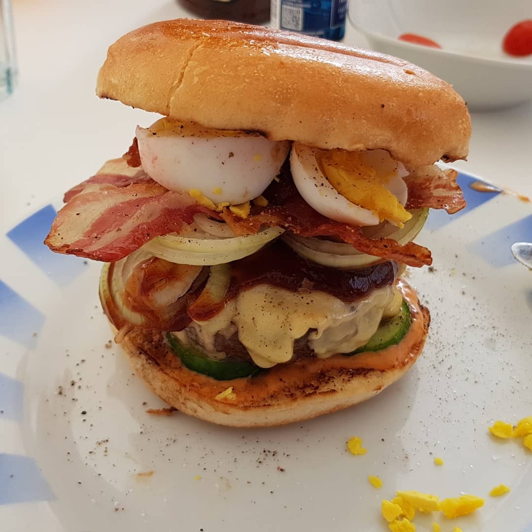 fun_tinker's tweet image. Easter Burger 😂.

#easter #happyeaster #burger #bbq #bacon