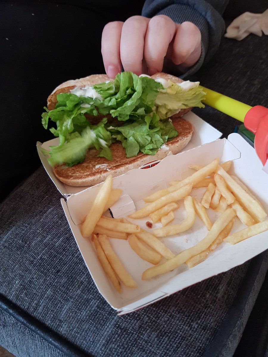 eitaaak's tweet photo. @McDonaldsUK love it when i go to mcdonalds on treat day and have to use my kids nuggets to make my chicken legend less of a lettuce sandwich #NoCheatDayForMe https://t.co/aqEAH0wdHL