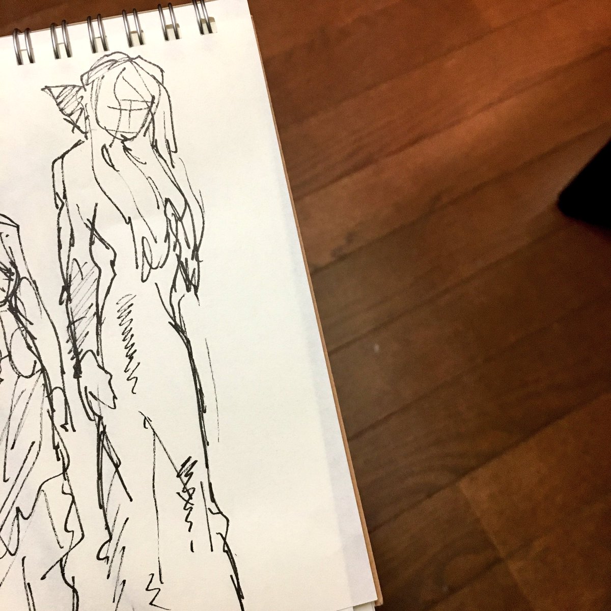 ここのクロッキーポーズ、普通のヌードからラバースーツのめちゃくちゃエロい女の人、亀甲縛りの女の人まで出てくるので混乱する 