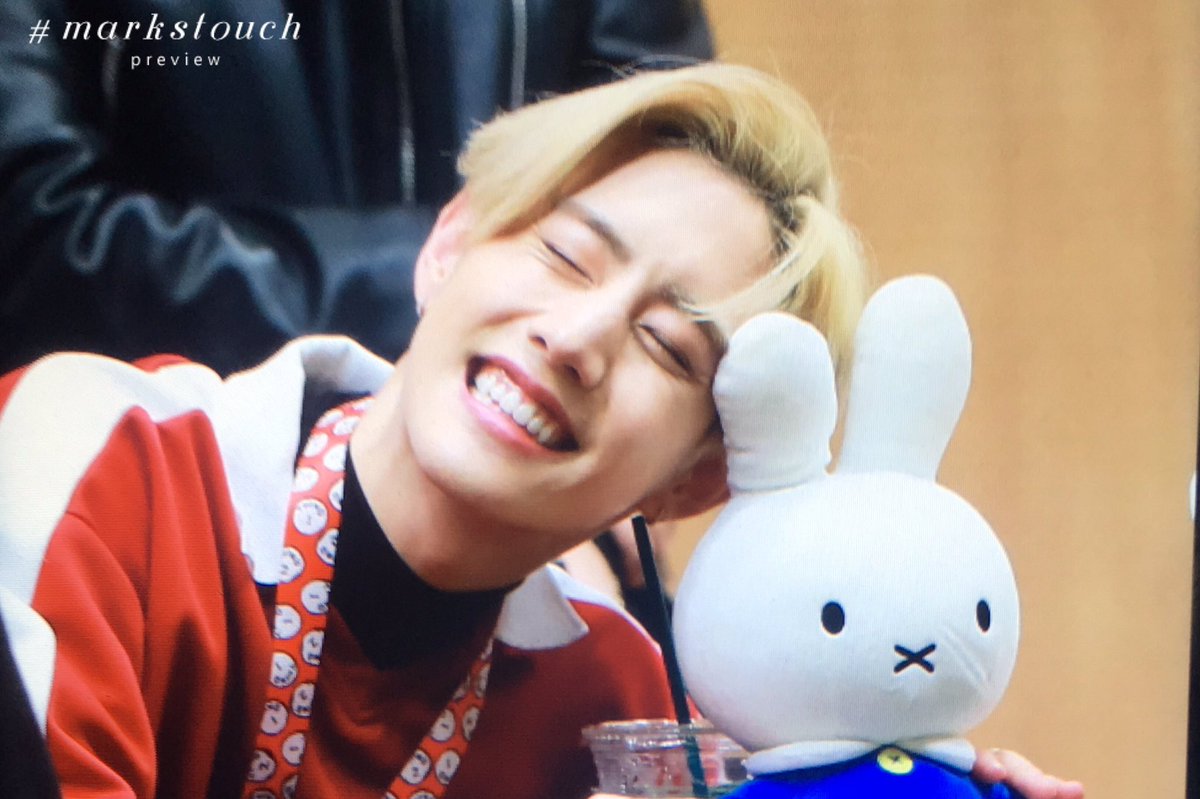 markstouch's tweet photo. 180401 용산팬싸 귀여워서 울어ㅠㅠㅠㅠㅠ표정봐ㅠㅠㅠㅠㅠㅠ ㅠㅠㅠㅠ💚 #마크 #GOT7 #갓세븐 #Mark 
#EyesOnYou #Look #너하나만 https://t.co/cgUEkO5TKI