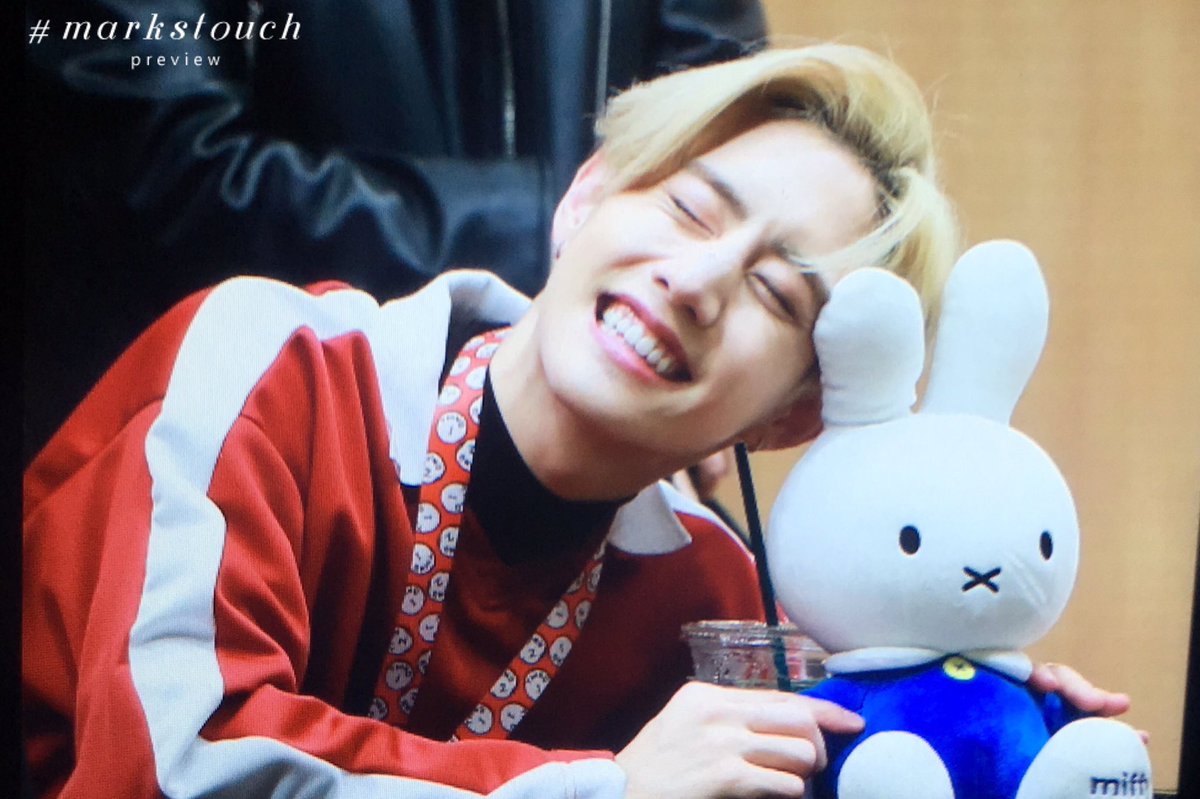 markstouch's tweet photo. 180401 용산팬싸 귀여워서 울어ㅠㅠㅠㅠㅠ표정봐ㅠㅠㅠㅠㅠㅠ ㅠㅠㅠㅠ💚 #마크 #GOT7 #갓세븐 #Mark 
#EyesOnYou #Look #너하나만 https://t.co/cgUEkO5TKI