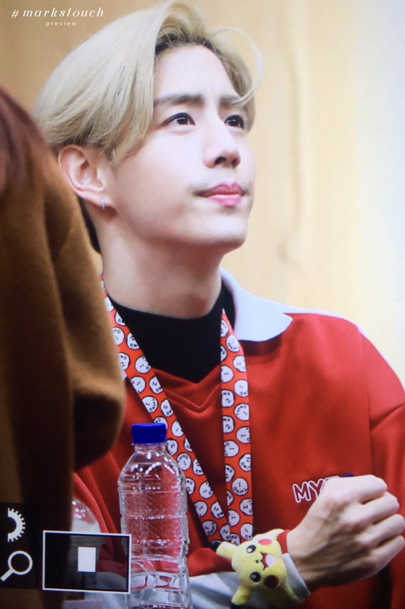 markstouch's tweet photo. 180401 용산팬싸 귀여워서 울어ㅠㅠㅠㅠㅠ표정봐ㅠㅠㅠㅠㅠㅠ ㅠㅠㅠㅠ💚 #마크 #GOT7 #갓세븐 #Mark 
#EyesOnYou #Look #너하나만 https://t.co/cgUEkO5TKI