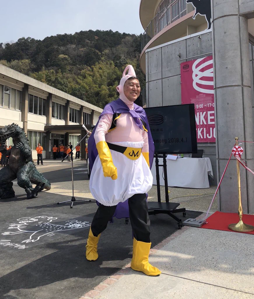 体型そのままｗ石破茂衆院議員の魔人ブウのコスプレが似合い過ぎるｗｗｗ