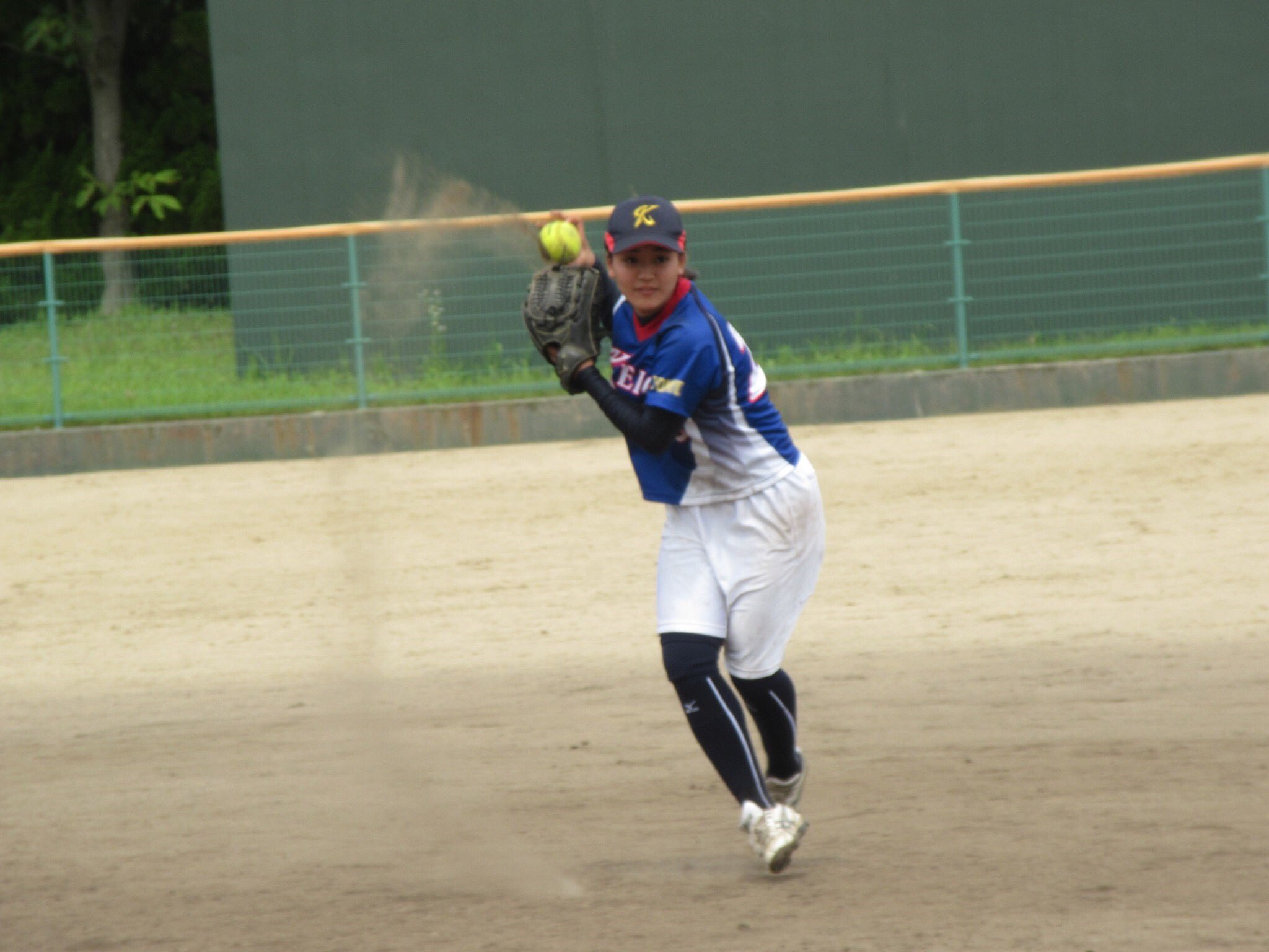 慶應女子ソフトボール部18年度新歓 部員紹介 新2年 吉田星来 商学部 セカンド ピッチャー 慶應義塾湘南藤沢高等学校 ソフトボール部 弊部が誇る美顔女子 魔訶不思議な 高い身体能力の持ち主 野手兼投手として 今日も剛腕が腕を鳴らします