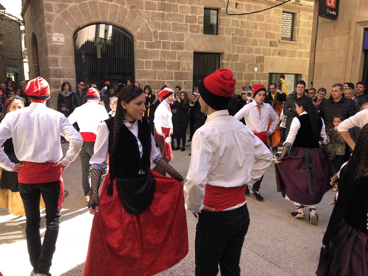 Diumenge de #Pasqua amb #caramelles i ballades a #Solsona amb <a href="/orfeosolsona/">Orfeó Nova Solsona</a> <a href="/esplairiallera/">Esplai Riallera</a>, la cobla juvenil i l’Esbart dansaire