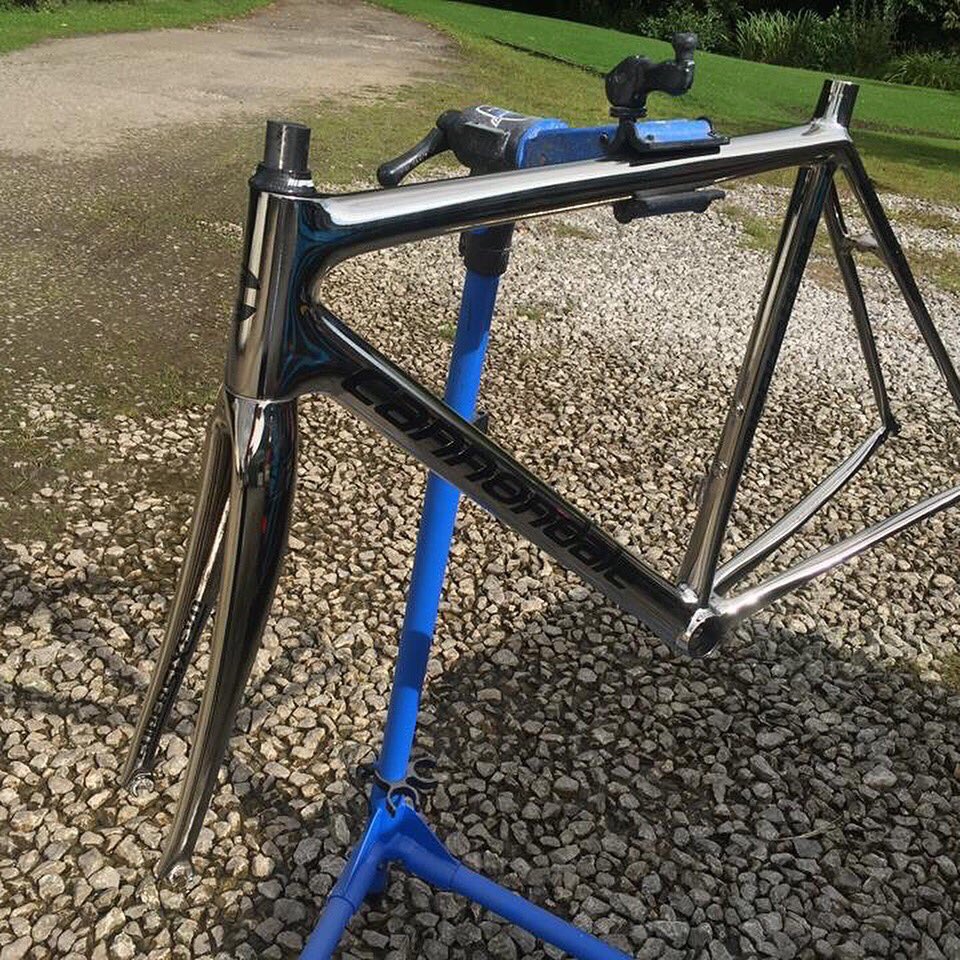 TargetComposite's tweet image. A super six we sprayed up a little while ago in a high gloss chrome finish with black graphics.
#cannondale #cannondalesupersix #chromepaint #carbonrespray #respray #carbonbike #carbonbikerepair #bikerepair #bikeporn