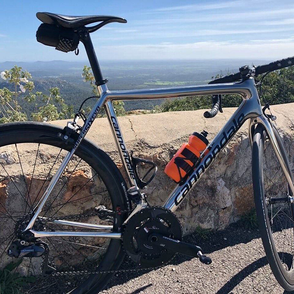 A super six we sprayed up a little while ago in a high gloss chrome finish with black graphics.
#cannondale #cannondalesupersix #chromepaint #carbonrespray #respray #carbonbike #carbonbikerepair #bikerepair #bikeporn