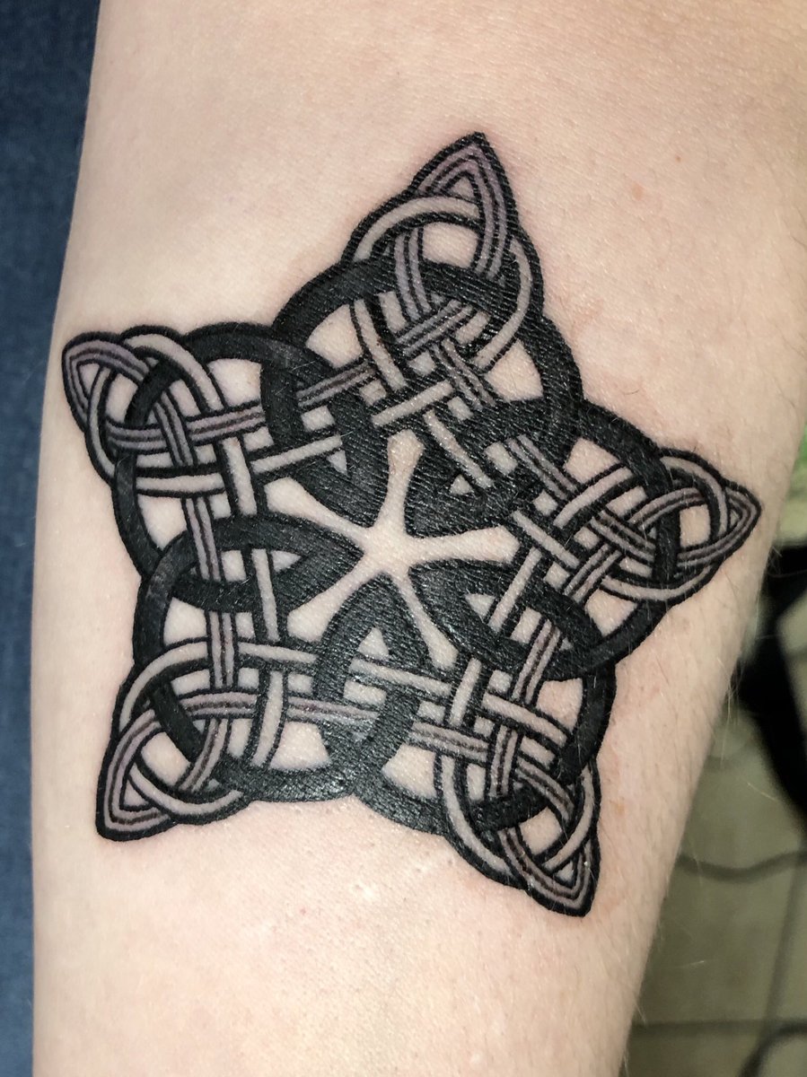 BookNerdLove13's tweet photo. #GirlsWithTattoos #CelticKnot #NakedArtTattoos https://t.co/8IC4BCTkMi