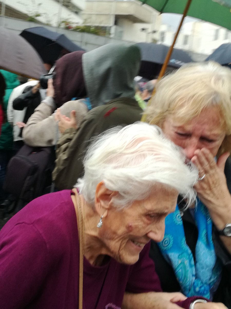 PenarandaPere's tweet photo. #HelpEurope
#1Oct
#DignitatDemocràtica
El poble que canta mai no mor. https://t.co/gUPwjYPrQi