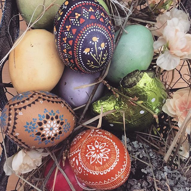 kiezcouture's tweet photo. Frohe Ostern ihr Lieben! Neben frisch gefärbten Eiern kommen auch ein paar sorbische Kunstwerke in das Körbchen. Wir hoffen, ihr habt einen entspannten Sonntag.
.
.
.
#berlin #kiezcouture #ostern #ostern2018 #osterdiy #bunteeier #lichtenberg #easter #eas… https://t.co/lhVPDuiHP9 https://t.co/1INF9Xbl2o