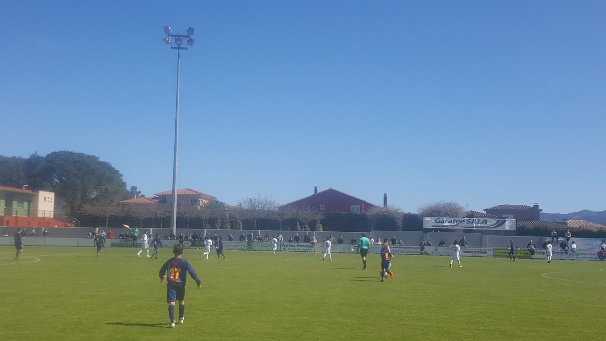 VILADEPERALADA's tweet photo. En joc la final del 14e Torneig vila de peralada alevi F11 @lafabricacrm 2 @FCBmasia  3 @PerePerecarbo @ptorrent @JosMayjunior66 https://t.co/aT23uOARn3