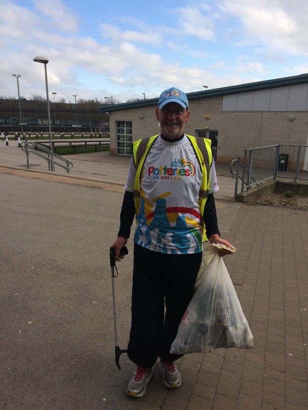 Here’s one of our fabulous volunteers Dave - plogging with PAK. If you would like to volunteer get in touch via our volunteering form on the website #plogging #keepingkidshealth #run #running #kids2krun #freerun #ukrunchat #SHINE