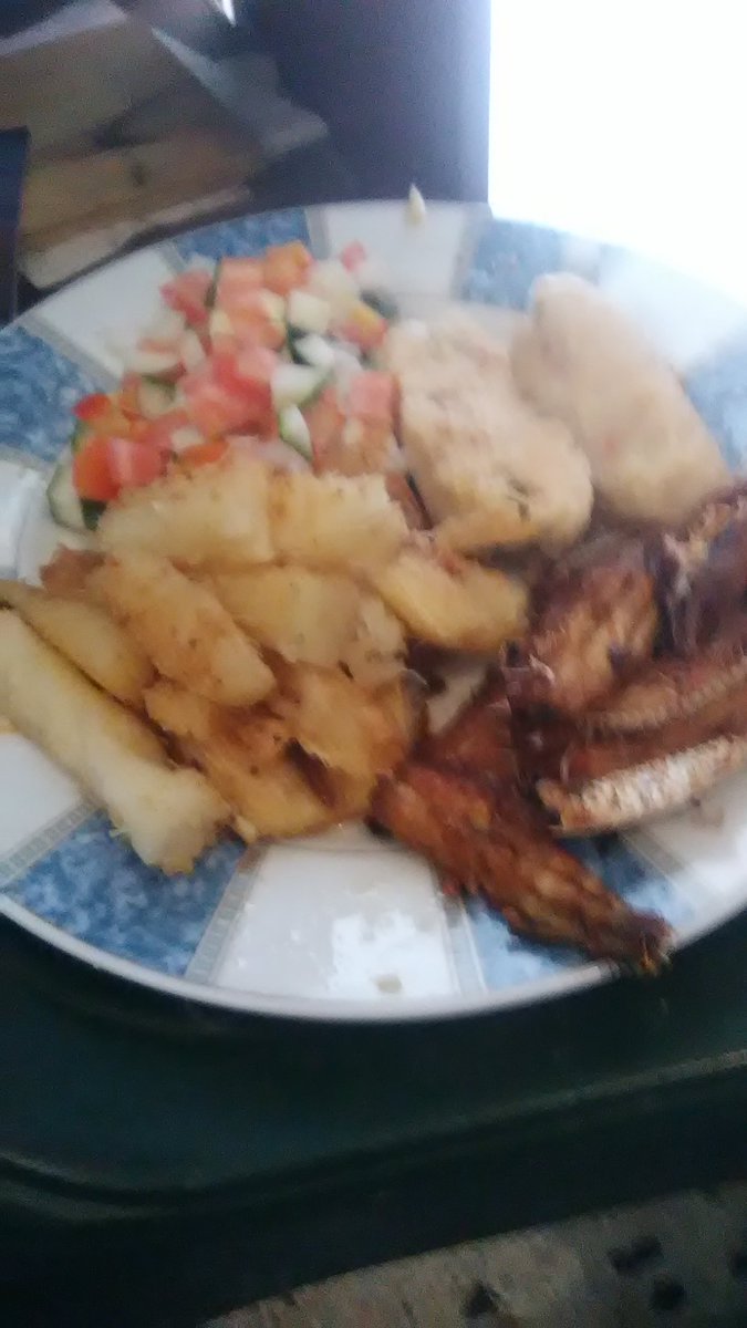 Capizzituri's tweet photo. Un almuerzo normal en venezuela https://t.co/phin44mCwF