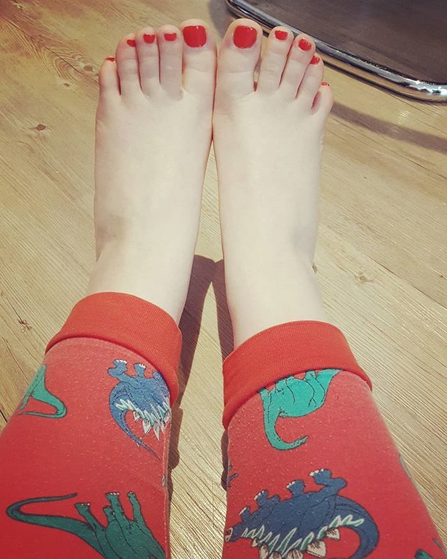 DinoRangerAlex's tweet photo. When you match your nailpolish to your #dinosaurpajamas - #pedicure #nailsinc #opticflame #dinosaurpjs #chillout #colourmatch https://t.co/3MIzex06ns https://t.co/SjKJZQpcgg
