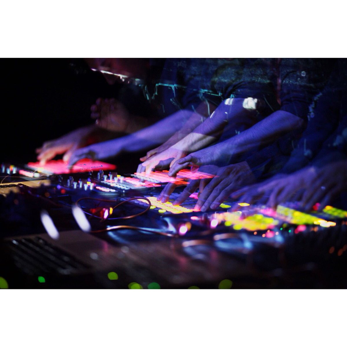 Peyotepera's tweet photo. Dün gece @transferansmzk label gecesinde @mondual dinleyenlere uzun süre unutamayacakları bir dinleti sundu. Kanlı canlı IDM, noise, post-dubstep formlara @snszorg un harika görselleri eşlik etti. Peyote'de label ve kolektif geceleri devam edecek! https://t.co/ENYWCj72Za