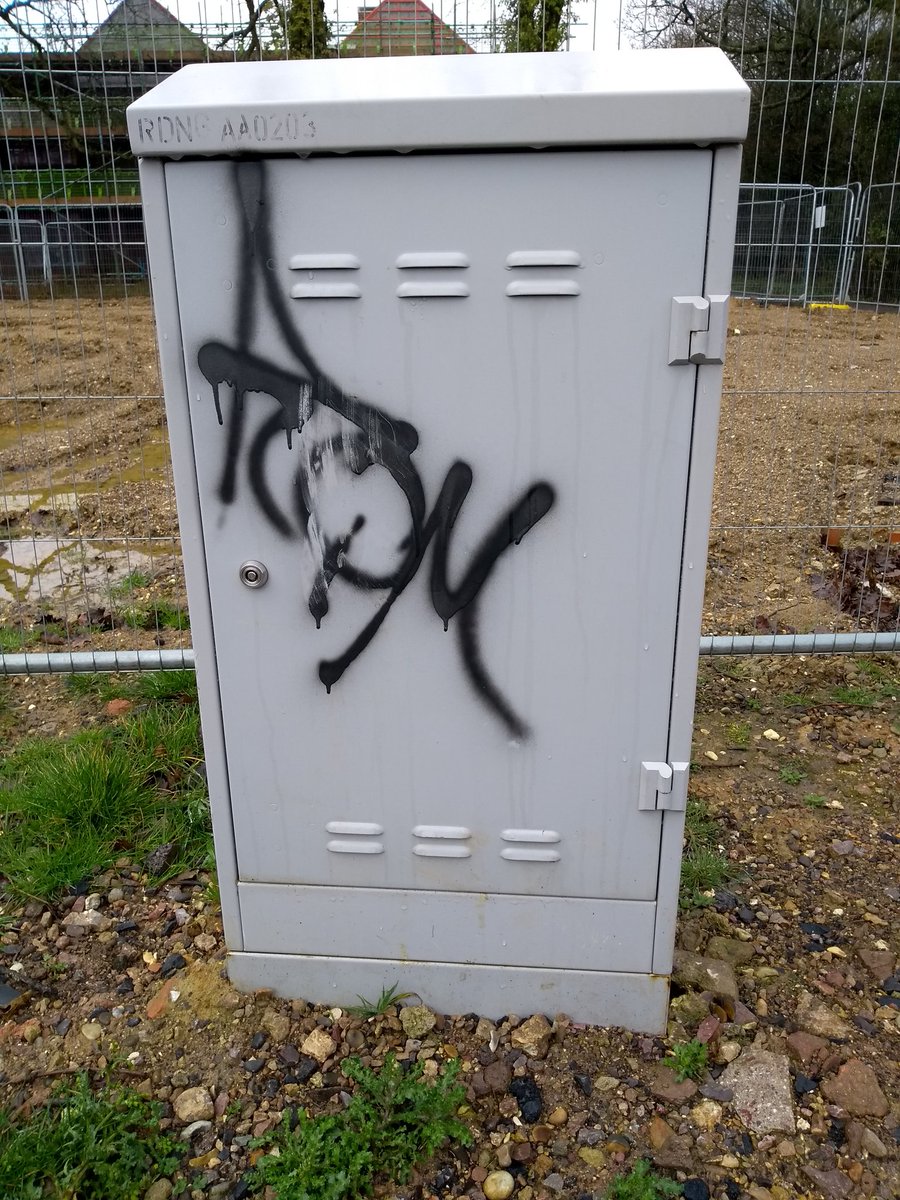 monkeygimp's tweet image. Hi @virginmedia please can you report this cabinet so the grafitti team can clean up? It&apos;s on Little Binfields, just of Great Binfields Road, Lychpit RG24