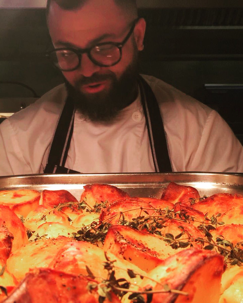 Roastie prep - the most crucial part of the Roast Dinner process 🤤 head chef Lee has got it covered! Happy Easter everyone! 🐣 #easter #sunday #roast #weekend #bankholiday
