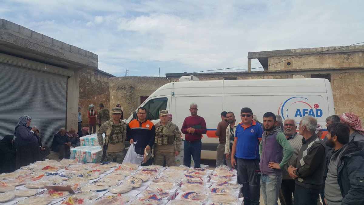 TSKGnkur's tweet photo. Afrin’de, Türk Silahlı Kuvvetleri ile koordineli olarak AFAD ekipleri tarafından Mağaracık köyünde 108, Aranda köyünde 35 aileye gıda ve hijyen malzemesi yardımı yapılmıştır.
https://t.co/YnBAAVttyO https://t.co/NuwBaEeBei