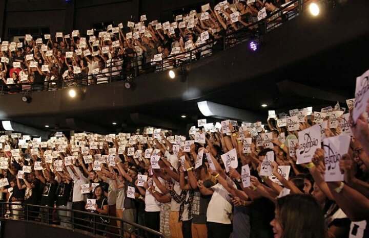 No encerramento do #CongressoDT 2018, milhares de congressistas fizeram uma homenagem a <a href="/anapaulavaladao/">Ana Paula Valadão Bessa</a> pelos 20 anos de Diante do Trono. Foi emocionante! #DT20Anos
