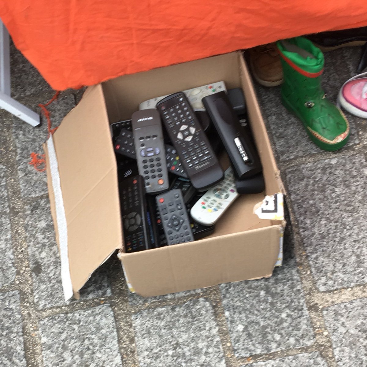 CaptainMarv's tweet image. Vu dans un vide-grenier : des télécommandes. Parfois anonymes. Comme ça, en pagaille. Des télécommandes.