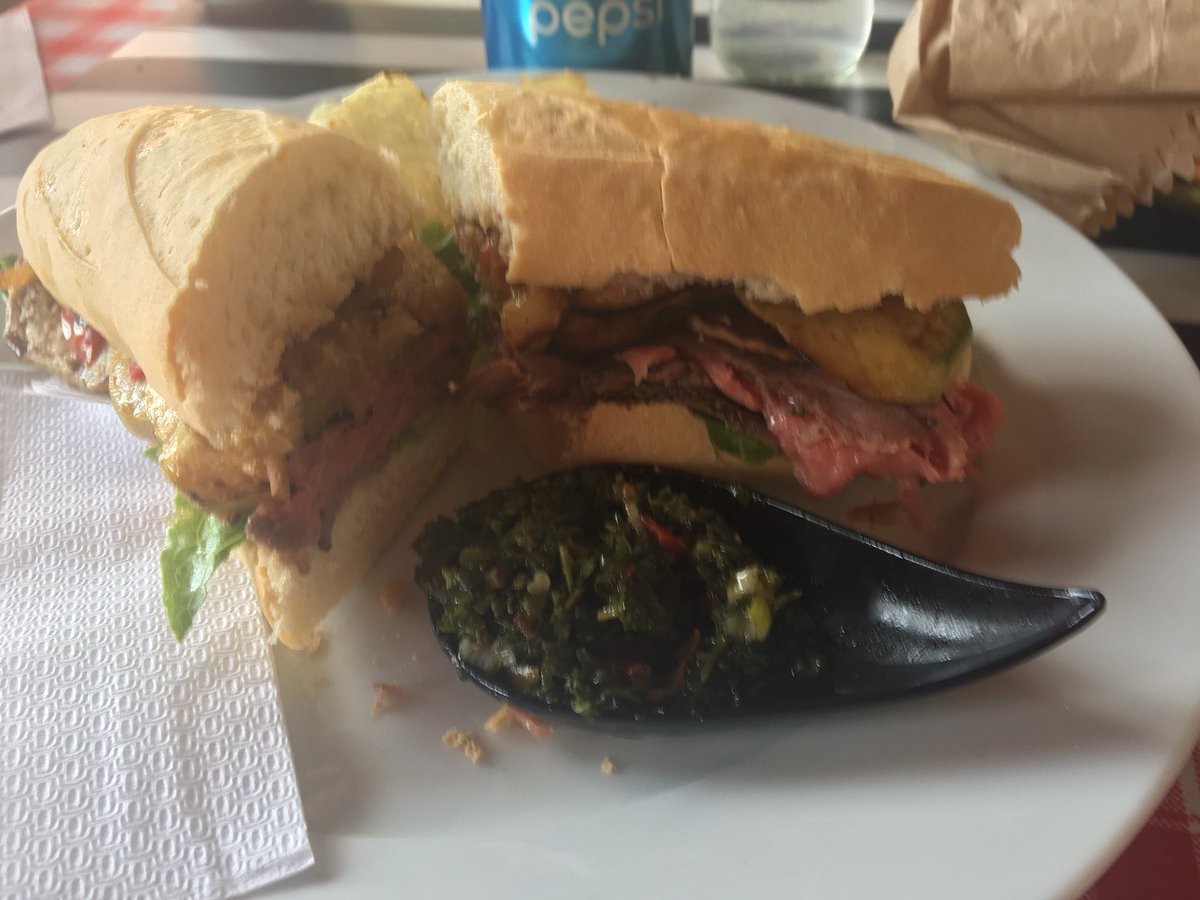RestaurantesVE's tweet photo. 1/2: Asistí hace poco a @pangourmetccs y probé varios productos, todos buenos, probé el Sándwich de RoastBeef (en la foto), el mini lunch, cachitos, pizza, todo de muy buen sabor y calidad, también probé ... https://t.co/exz9ZEQ5gY
