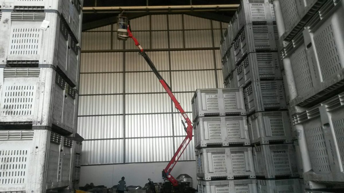 VAETAecuador's tweet photo. Sin interrumpir el tránsito de montacargas y por encima de los pallets, tarea para solo un modelo de elevador ultra compacto, el versátil #PlatformBasket es preferido en la industria, aquí en Facundo: https://t.co/dBGpxn3fWJ