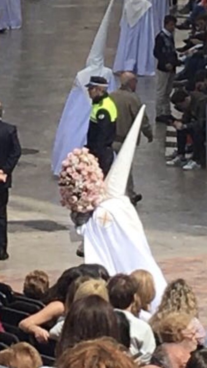 Hablamos del problema de nazarenos en Málaga, pero nadie habla del problema de los hermanos trajeados con medalla y pancartita en la solapa a los que llamamos “servicio/comisión exterior”