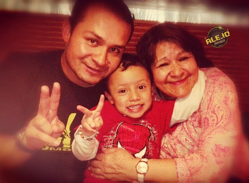 AlejoSports7's tweet photo. Gracias a Dios por compartir con ustedes los amo @SoyRositaHuerta #danny PH: #carito me encantó la invitación #love #alejosports #soyrositahuertas #actitud #crepes #waffles #family #outfit #nfluencer #food #felizdomingo #familia #colombia #bogotá #almuerzo #abrl #positve #vida https://t.co/jFbeNMB4Cp