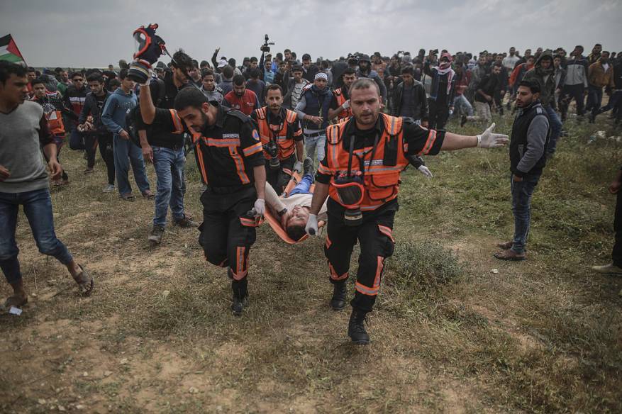 EuroMedHR's tweet image. #CaughtOnCamera| Israeli sniper shot an unarmed Palestinian while he was performing prayers near the #Gaza borders on Friday, March 30. #GreatReturnMarch