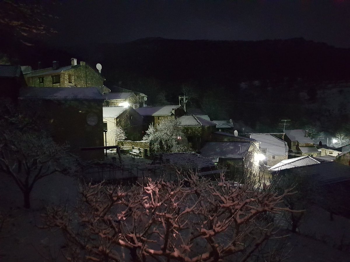 Daviz82's tweet photo. Semana Santa así con la familia y la nieve es bien!! #Valdepinillos #pinillo #Guadalajara #sierranorteguadalajara https://t.co/JrlT7Ey5V9