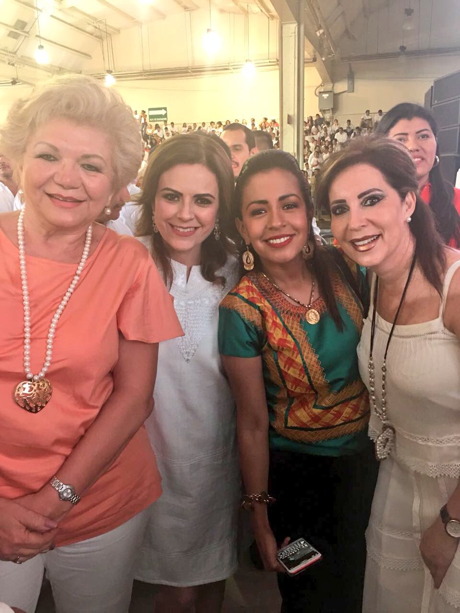HildaFloresE's tweet photo. Desde #Mérida respaldamos el proyecto de @JoseAMeadeK; porque tenemos claro que será el, quien llevará a México por la ruta del desarrollo y crecimiento. En equipo sumaremos esfuerzos para hacer del país una potencia, donde nuestras familias tengan un mejor futuro. #YoConMeade https://t.co/eLXYXWorQi