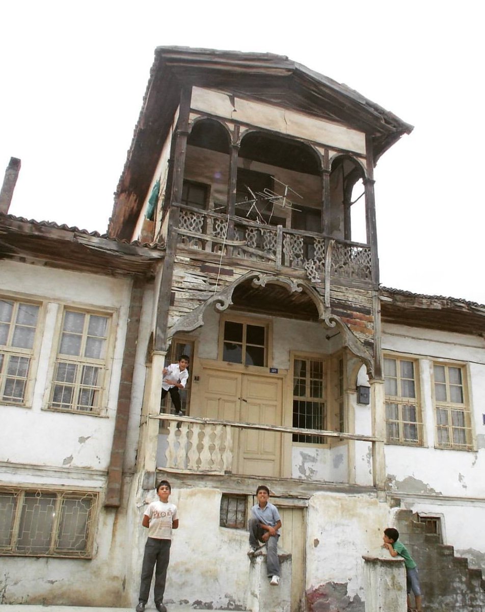 Geleneksel evlerimizin balkonlarına bir bakalım mı? Seride önce “şövalye” olarak da anılan iyi korumacı, iyi mimar Faruk Soydemir Hocamızın fotoğraflarından başlayacağım. İlki Çankırı, eşlik eden mahallenin çocukları *Faruk Soydemir: instagram.com/soyfaruk
