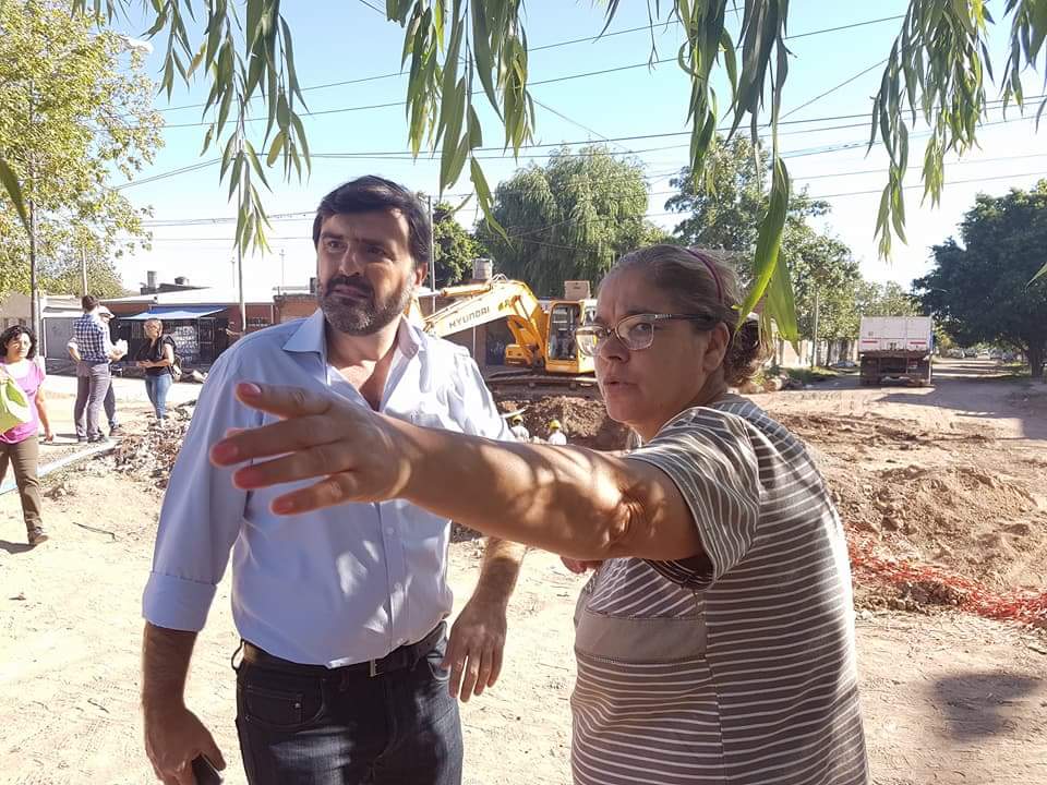carlospereiraSF's tweet photo. Estamos mejorando los accesos a #Escuelas para que nadie deje de ir a clases los días lluvias.
Estuvimos conversando con vecinos y recorriendo la pavimentación de Regimiento 12 de Infantería, para mejorar el ingreso de la escuela Cooperación Escolar y el Jardín 22.
#PlanNorte https://t.co/xObBMuLK1r