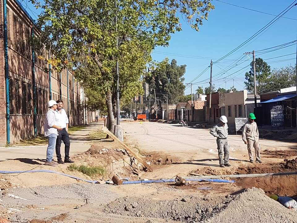 carlospereiraSF's tweet photo. Estamos mejorando los accesos a #Escuelas para que nadie deje de ir a clases los días lluvias.
Estuvimos conversando con vecinos y recorriendo la pavimentación de Regimiento 12 de Infantería, para mejorar el ingreso de la escuela Cooperación Escolar y el Jardín 22.
#PlanNorte https://t.co/xObBMuLK1r