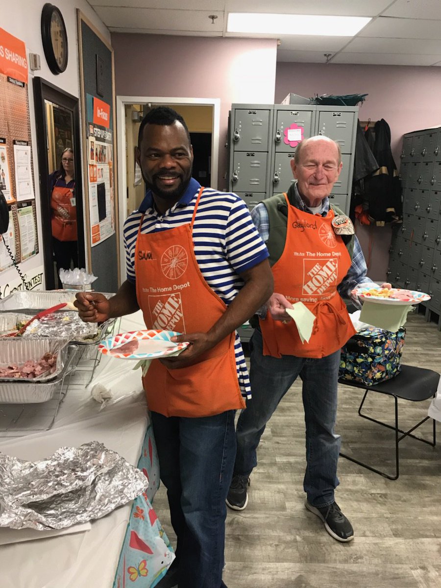 woboat1's tweet photo. Employees at 1603 very greatful for meal today! #MA2018APR1 #D164OrangeProud @MYoungson1603 @ssimmonshd1603 @CollazoH @HDguyDE @DaveWHD1603 https://t.co/cI3PcvT3RJ