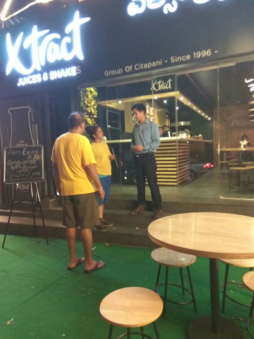 icindngr's tweet photo. @KarthikJannu @BBMP_MAYOR @BBMPCOMM1 @indiranagarbcp @Indiranagara @RamKumar6569 RWA members of @CfCA_112 at #Xtract asking the establishment to remove pavement encroachment &amp; light decorations from the trees. The tables &amp; chairs have been removed. @Footpath_India @SaveGreenIn @urbanvoicesin https://t.co/uJQeK8NfC7