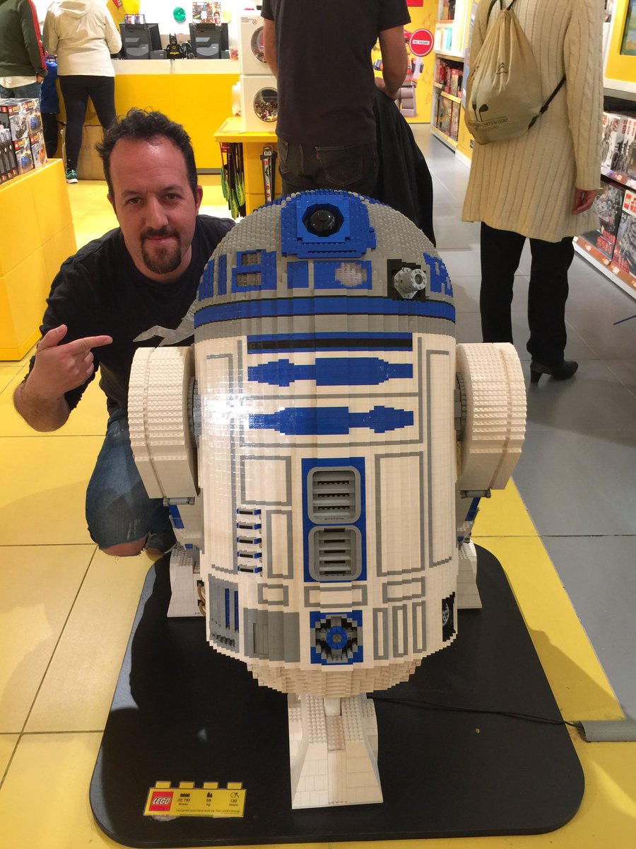 DEIVITDEEJAY's tweet photo. Como mola este #R2d2 de la #TiendaLego @LEGO_Group de #Parquesur @CCParquesur https://t.co/wOtMx9QiqS