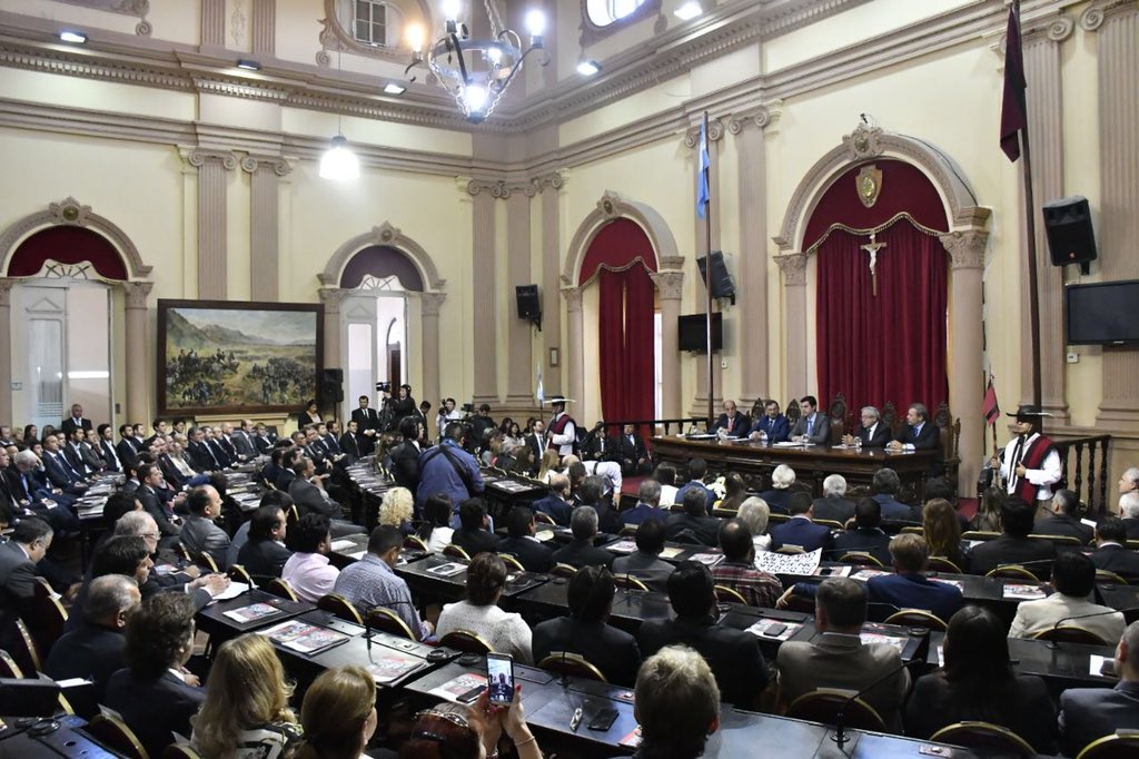 Acompañando a <a href="/UrtubeyJM/">Juan Manuel Urtubey</a> en su discurso ante la #AsambleaLegislativa #Salta