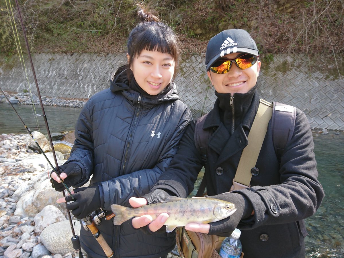 奈良子釣りセンター 都心から最短60分 今日の嬉しい嬉しいお客様 Youは何しに日本へ 日本のトラウト ヤマメ を釣りに 台湾からヤマメを釣りに来てくれた林さん 念願のヤマメを手にしてハッピー 初めてのトラウトフィッシングと言いながらもヤマメ