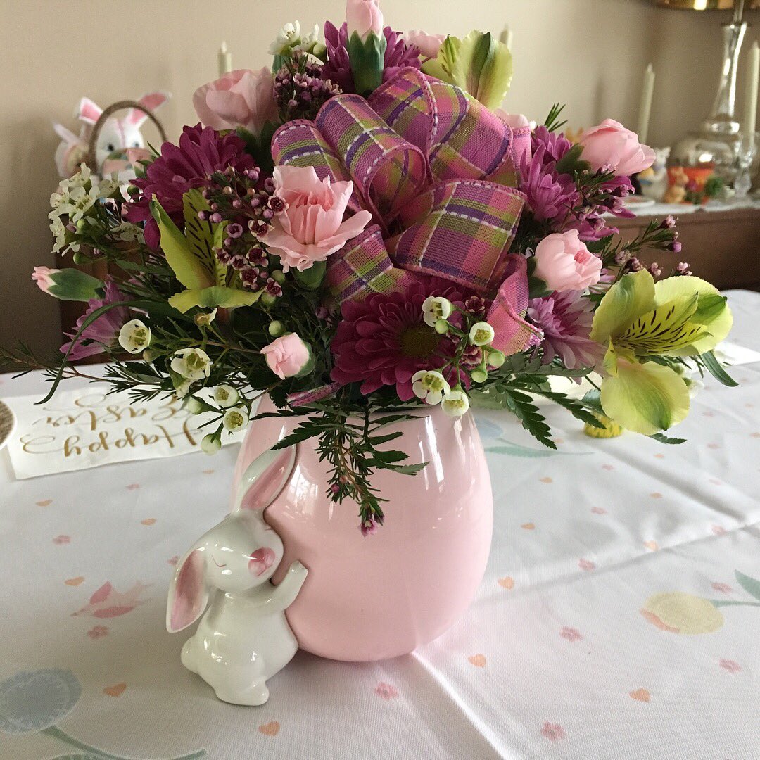 lorraine_vanek's tweet photo. Setting my table for Easter dinner 🍽 Thank you @beckmansflorist, for my adorable centerpiece 💐 Happy Easter, everyone, enjoy the blessings of this day!🐣🐰🥚#eastersunday #easterdinner #easterbunny #eastereggs #alleluia https://t.co/KwIfkjxB12