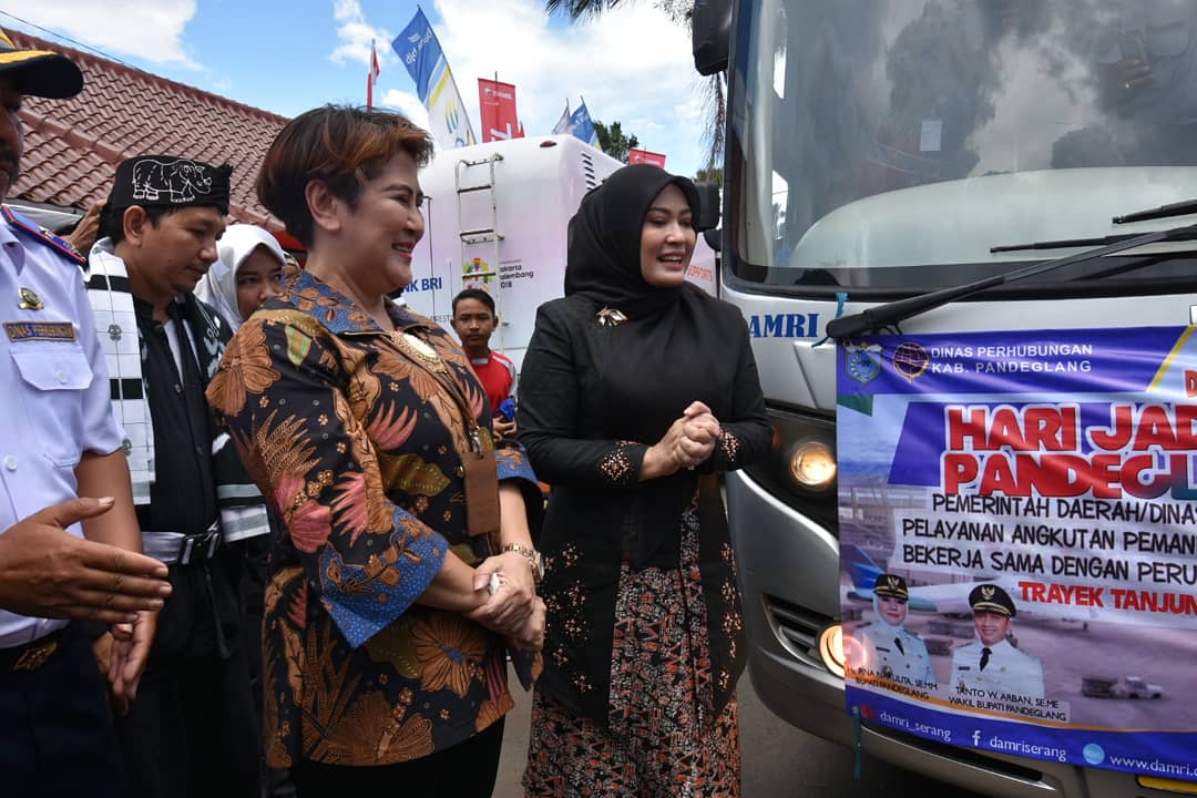 kominfopdglng's tweet photo. Launching Angkutan Damri dengan Trayek Tanjung Lesung - Pandeglang - Bandara Soekarno Hatta usai Resepsi Peringatan Hari Jadi Kabupaten Pandeglang di Alun-alun Pandeglang https://t.co/4EcYpz0e7e
