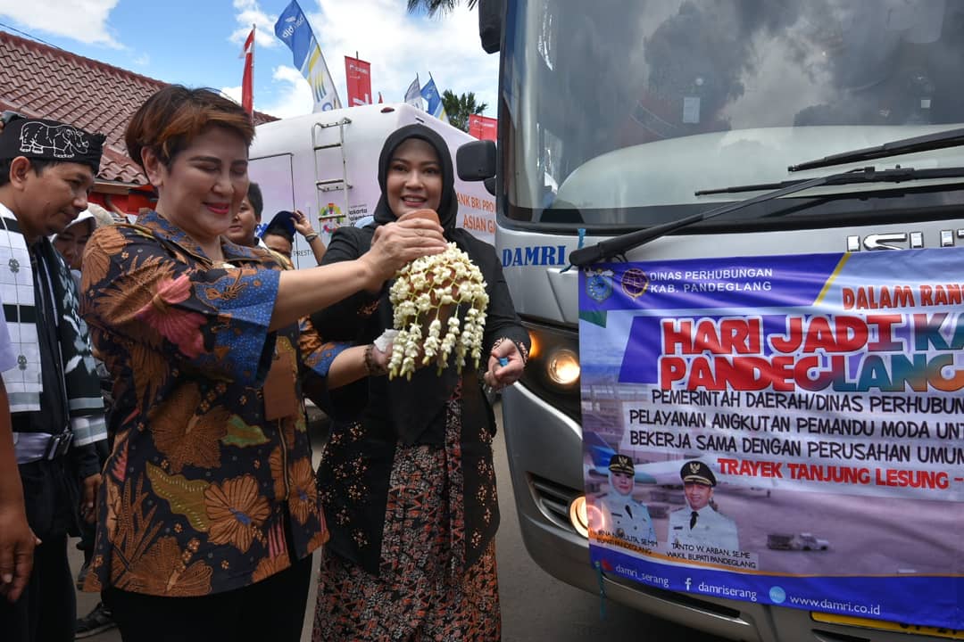 kominfopdglng's tweet photo. Launching Angkutan Damri dengan Trayek Tanjung Lesung - Pandeglang - Bandara Soekarno Hatta usai Resepsi Peringatan Hari Jadi Kabupaten Pandeglang di Alun-alun Pandeglang https://t.co/4EcYpz0e7e