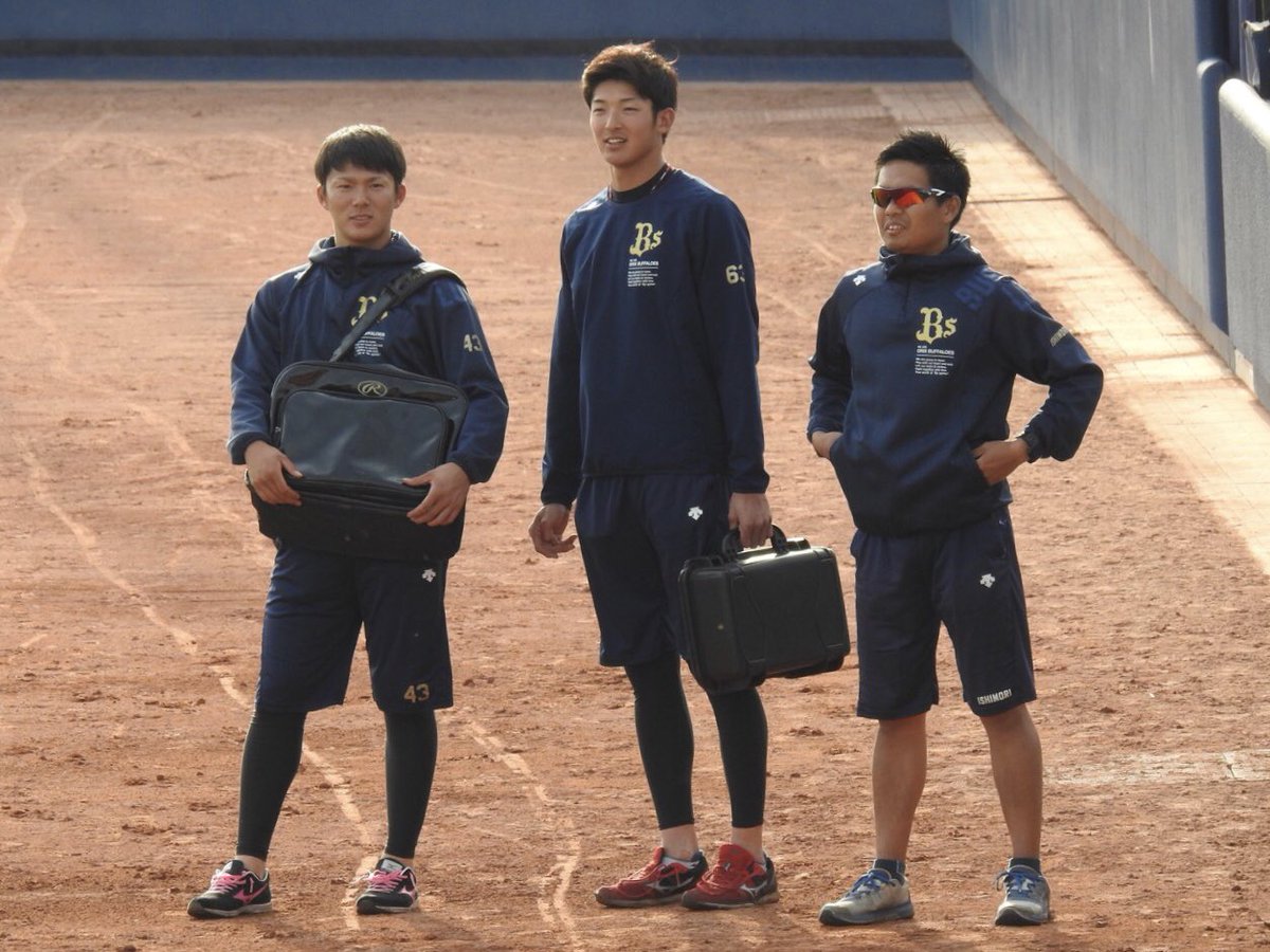 LifeShuichi's tweet photo. 4月1日 舞洲バファローズスタジアム
試合後の
山本由伸投手&amp;山崎颯一郎投手
いいライバル関係の2人…
あっそれから
山本投手の髪型いいね！ https://t.co/jbSHZKNS75