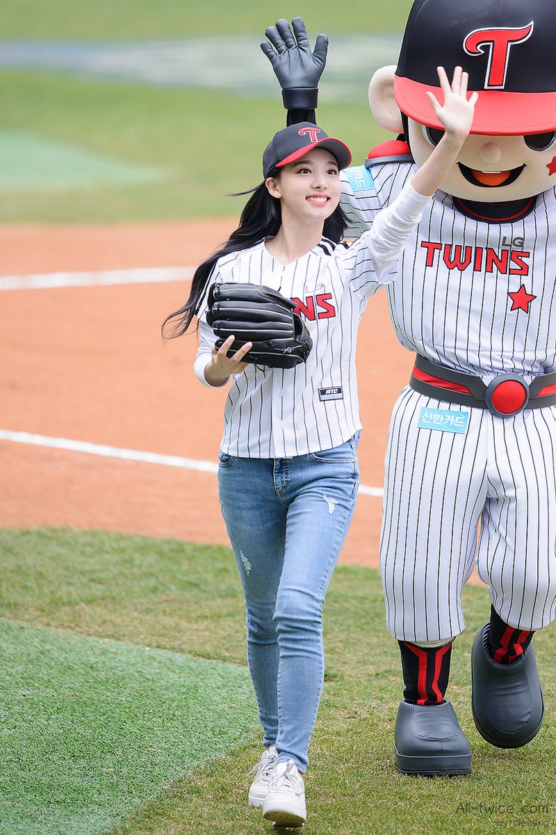 alltwicecom's tweet photo. 180401 잠실 LG트윈스 시구 https://t.co/lpCpqMMyBS