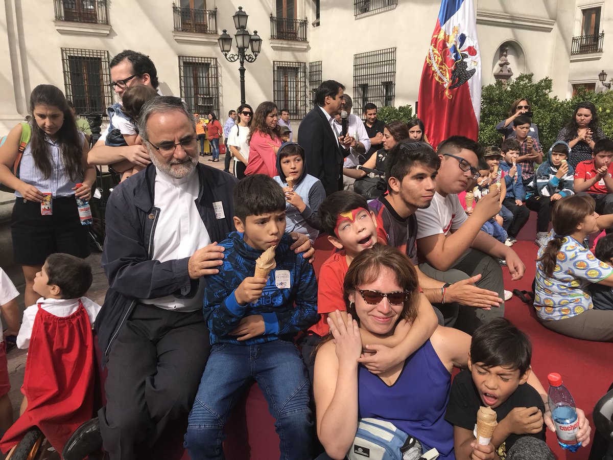 En la Moneda celebrando la Pascua con niños de hogares zona centro