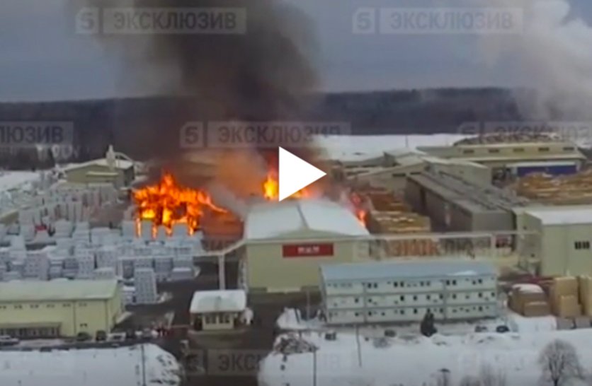 ClickUa's tweet image. В России вспыхнул новый масштабный пожар: первые кадры dlvr.it/QN4lSR