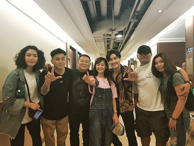 ELFISHics's tweet photo. [INSTAGRAM] 180401 hihihi166 Instagram Update - #Donghae and #Siwon reunites with Ivy Chen and the casts of 'Skip Beat' at the backstage of SS7 Taipei Day 2 #SS7inTaipei https://t.co/GTYs2bJyB3