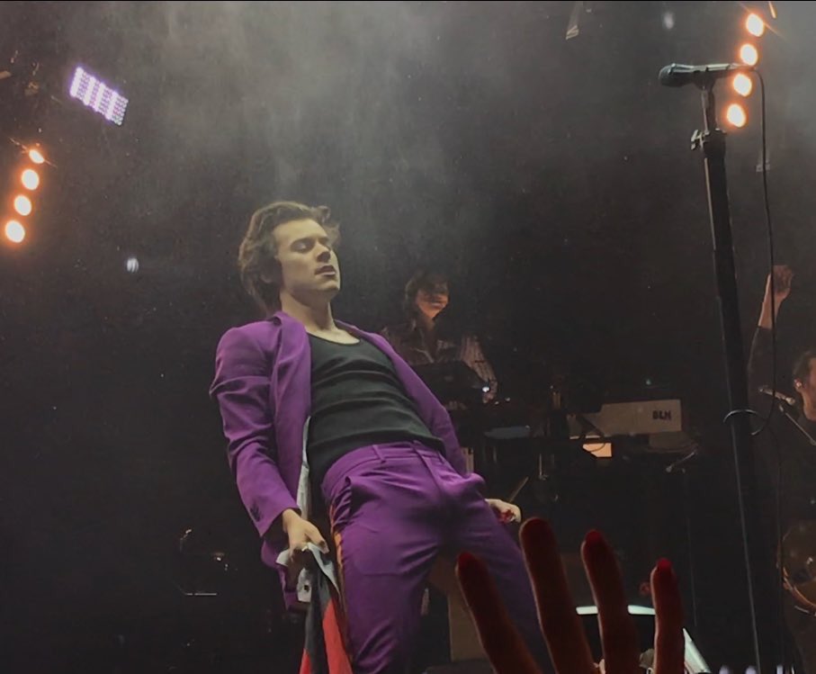 HTourSuits's tweet photo. Harry Styles // Live On Tour Night 10 // Munich, Germany 27.03.18 https://t.co/gZf2l7GR5Q