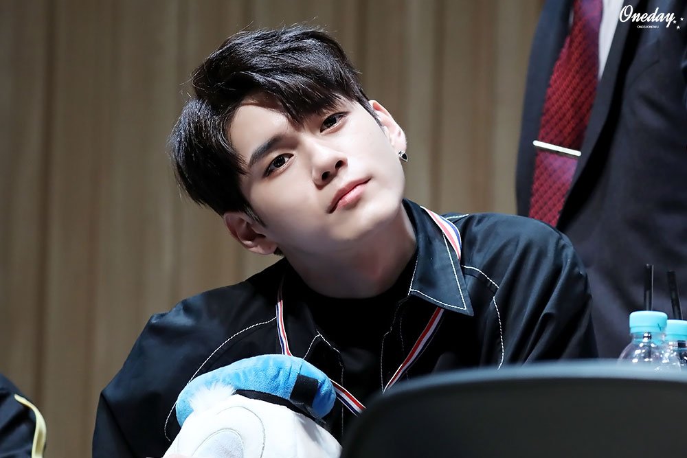 One_Day730's tweet photo. 180401 영풍 팬사인회 #옹성우
옹자님😂😂😂😂😂😂😂 https://t.co/8wriYj5RvJ